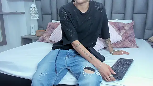 Snapshot of ZoeKrug chatting on February 19, 12:12 pm ZoeKrug online show from February 19, 12:12 pm