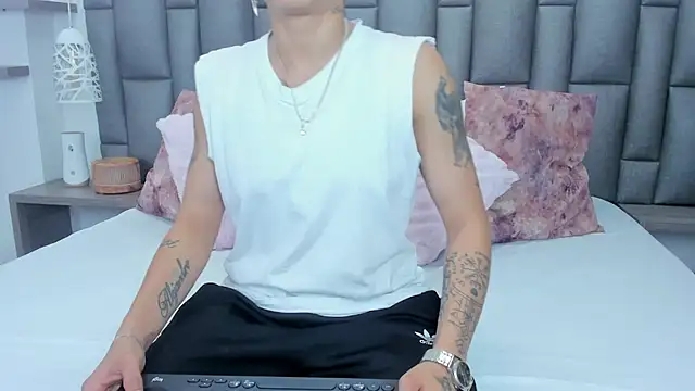 Snapshot of ZoeKrug chatting on February 20, 12:27 pm ZoeKrug online show from February 20, 12:27 pm