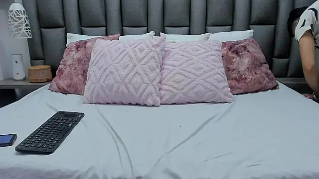 Snapshot of ZoeKrug chatting on February 21, 1:12 pm ZoeKrug online show from February 21, 1:12 pm