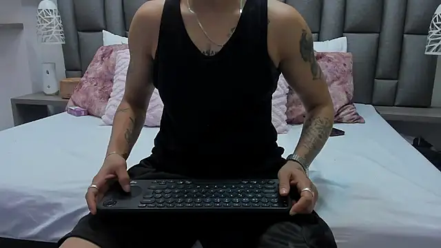 Snapshot of ZoeKrug chatting on February 23, 12:24 pm ZoeKrug online show from February 23, 12:24 pm