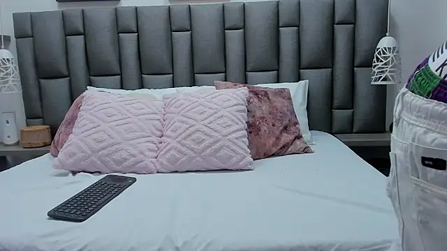 Snapshot of ZoeKrug chatting on February 24, 12:14 pm ZoeKrug online show from February 24, 12:14 pm