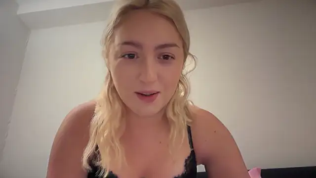 Snapshot of Kitty_Swetty chatting on January 5, 8:01 pm Kitty Swetty online show from January 5, 8:01 pm