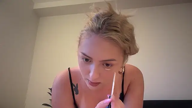 Snapshot of Kitty_Swetty chatting on May 7, 7:19 pm Kitty Swetty online show from May 7, 7:19 pm