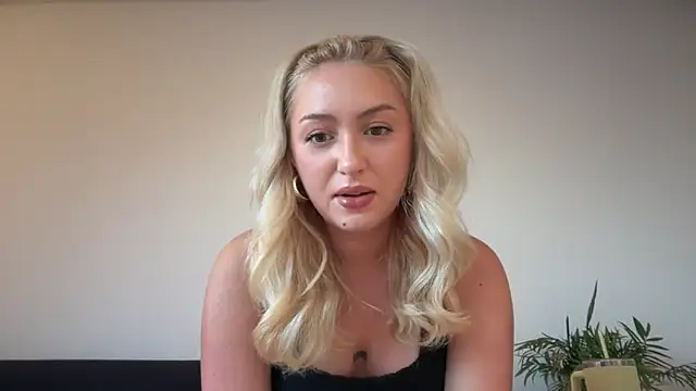 Snapshot of Kitty_Swetty chatting on May 21, 7:10 pm Kitty Swetty online show from May 21, 7:10 pm