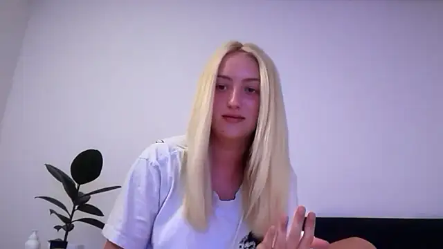 Snapshot of Kitty_Swetty chatting on June 26, 8:46 pm Kitty Swetty online show from June 26, 8:46 pm