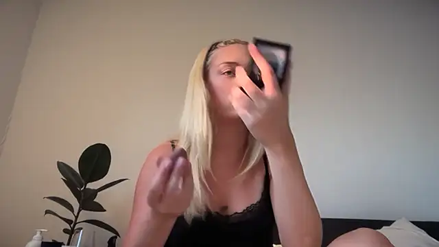 Snapshot of Kitty_Swetty chatting on July 16, 7:31 pm Kitty Swetty online show from July 16, 7:31 pm