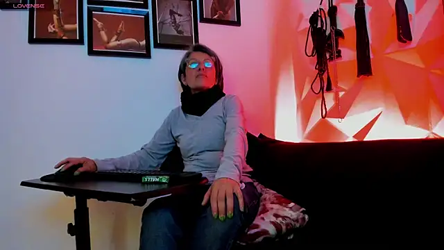 Snapshot of MistressNyx_cg chatting on October 8, 2:25 pm MistressNyx cg online show from October 8, 2:25 pm