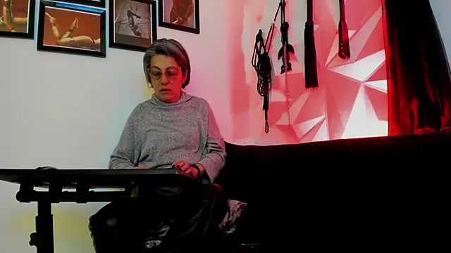 Snapshot of MistressNyx_cg chatting on October 14, 2:18 pm MistressNyx cg online show from October 14, 2:18 pm