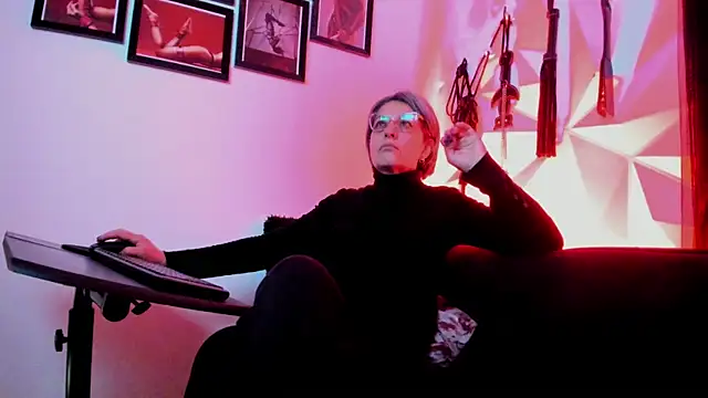 Snapshot of MistressNyx_cg chatting on October 15, 2:28 pm MistressNyx cg online show from October 15, 2:28 pm