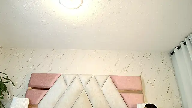 Zoelucas online show from April 4, 11:51 am