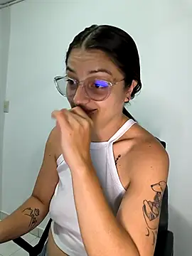 Coralinne   online show from April 22, 1:30 am