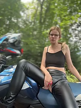 Snapshot of Bikergirl_97 chatting on July 17, 11:39 am Bikergirl 97 online show from July 17, 11:39 am