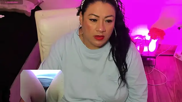 Snapshot of Clunita chatting on February 16, 10:17 pm Clunita online show from February 16, 10:17 pm