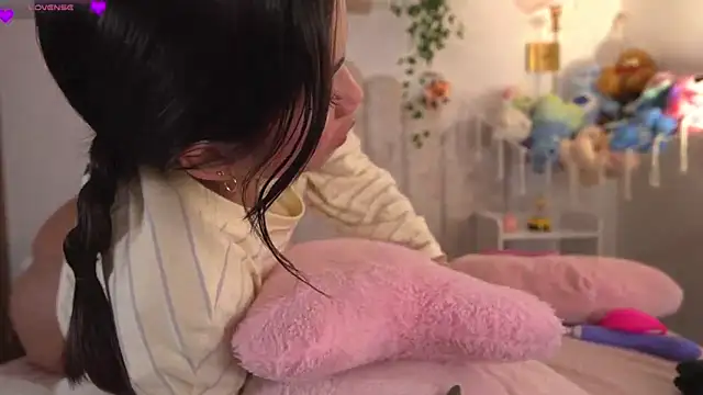 violeth     online show from March 25, 2:01 pm