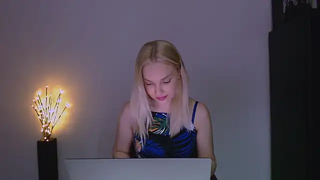 Snapshot of Lia_noo_regrets chatting on April 5, 6:05 pm Lia noo regrets online show from April 5, 6:05 pm