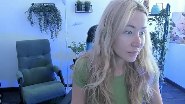 Snapshot of AstraMonroe chatting on May 5, 4:42 am AstraMonroe online show from May 5, 4:42 am