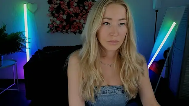 Snapshot of AstraMonroe chatting on May 18, 10:21 am AstraMonroe online show from May 18, 10:21 am