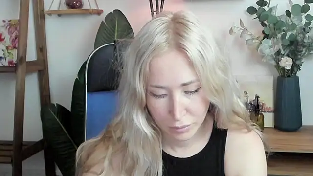 Snapshot of AstraMonroe chatting on June 14, 11:34 am AstraMonroe online show from June 14, 11:34 am