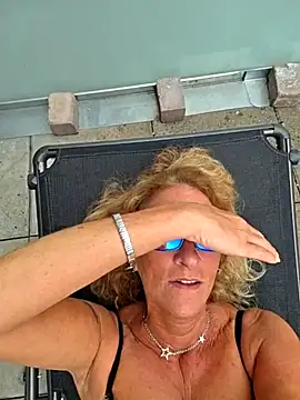 HotWifeLyn68 online show from July 5, 12:01 pm