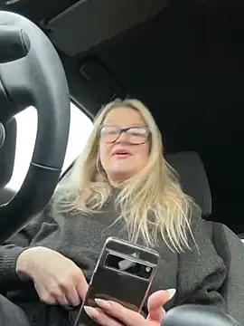 SuzieSub online show from February 2, 1:32 pm