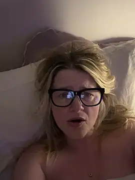 SuzieSub online show from February 28, 11:50 pm