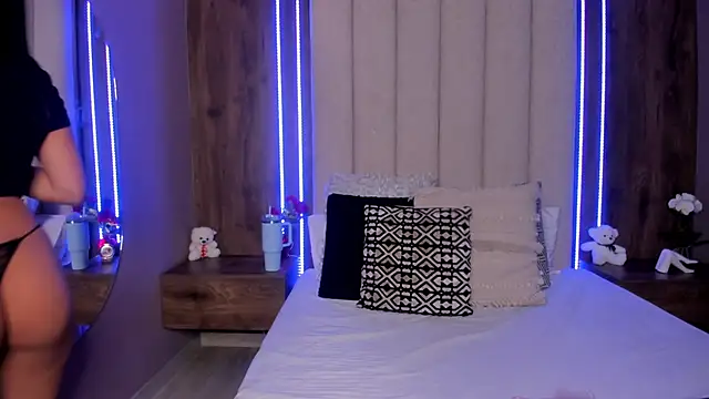 LucySalvatore  online show from March 21, 11:08 pm