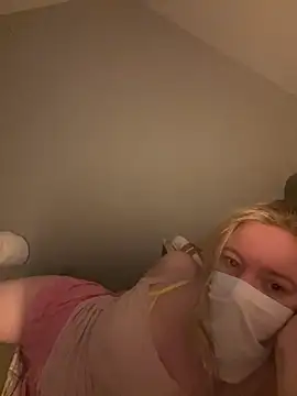 Snapshot of hazel_wood21 chatting on October 11, 7:18 am hazel wood21 online show from October 11, 7:18 am