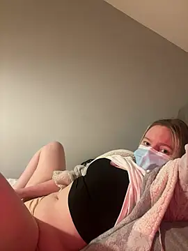 Snapshot of hazel_wood21 chatting on February 24, 7:23 pm hazel wood21 online show from February 24, 7:23 pm