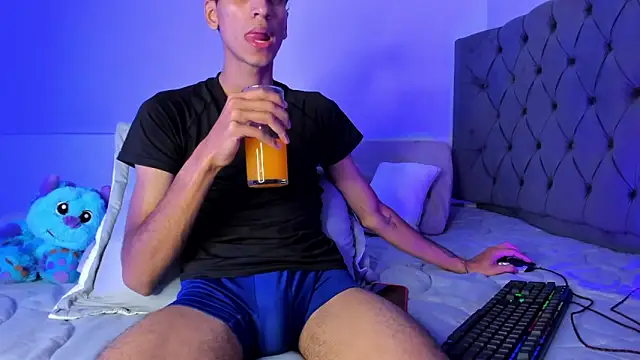 Snapshot of CamiiloRivera chatting on September 11, 1:28 am CamiiloRivera online show from September 11, 1:28 am