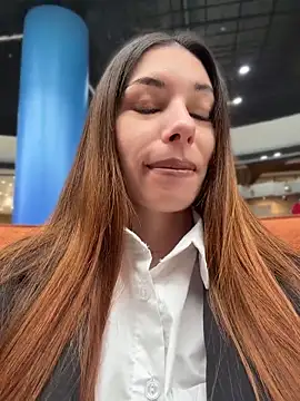 Amelie Crosby online show from June 19, 2:43 pm