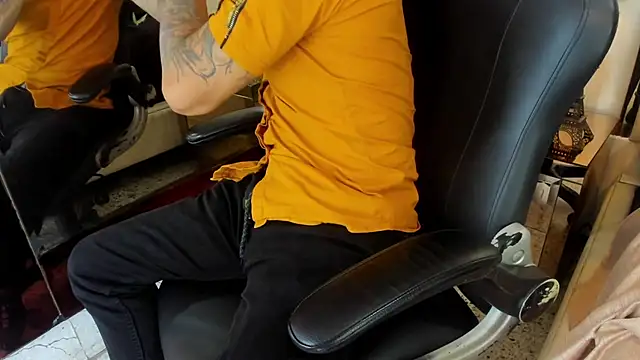 VinzenzRizzo online show from November 26, 4:24 am