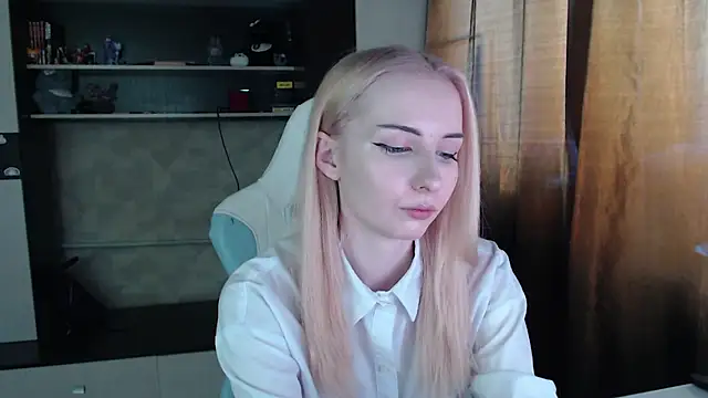 Cutti Crystal online show from April 2, 1:58 am