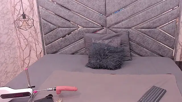 SASHA BROWNIE   online show from March 19, 7:40 pm