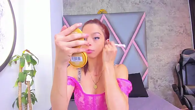 Quee Sophine online show from December 17, 7:42 pm