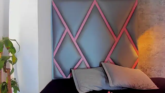 Quee Sophine online show from December 19, 7:43 pm