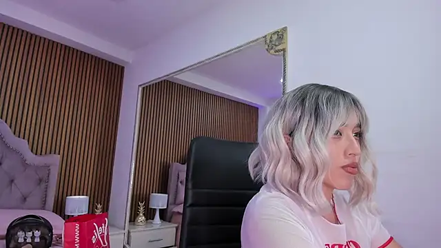 Starbutterflyy  online show from April 5, 5:04 am