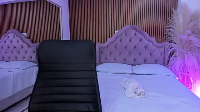 Starbutterflyy  online show from April 14, 5:13 am