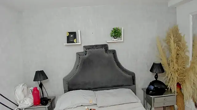 Starbutterflyy  online show from June 4, 4:51 am