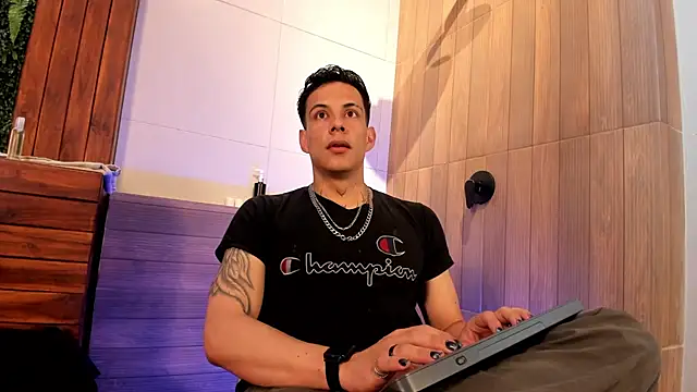 Snapshot of Dustin_Sonne chatting on June 19, 3:44 am Dustin Sonne online show from June 19, 3:44 am