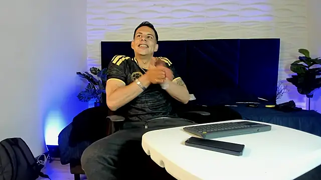 Snapshot of Dustin_Sonne chatting on July 4, 3:13 am Dustin Sonne online show from July 4, 3:13 am