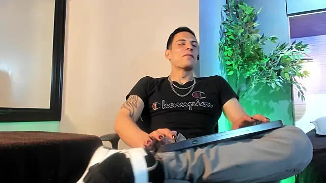 Snapshot of Dustin_Sonne chatting on July 20, 3:43 am Dustin Sonne online show from July 20, 3:43 am