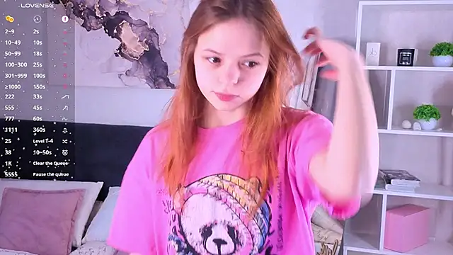 Snapshot of SynnoveBann chatting on March 2, 1:19 am SynnoveBann online show from March 2, 1:19 am