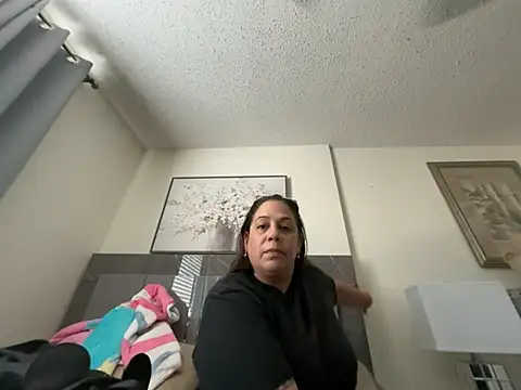 Snapshot of PrettyKittyMia chatting on April 19, 8:11 pm PrettyKittyMia online show from April 19, 8:11 pm