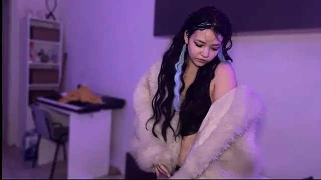 nikoli naw online show from November 10, 5:45 pm