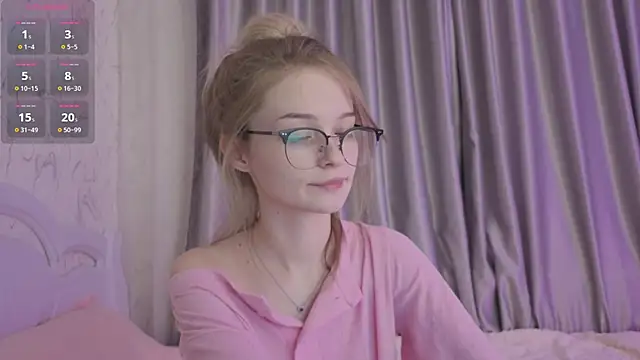 Snapshot of vialeta_baby chatting on October 15, 10:43 pm vialeta baby online show from October 15, 10:43 pm