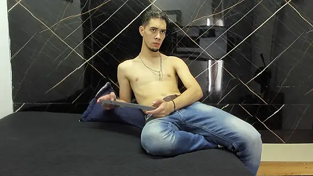 Snapshot of _Axel_09 chatting on April 9, 4:12 am Axel 09 online show from April 9, 4:12 am