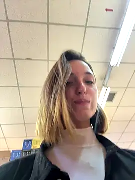 Snapshot of DollyTall chatting on September 15, 9:20 am DollyTall online show from September 15, 9:20 am