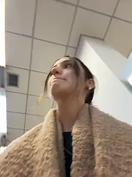 Snapshot of DollyTall chatting on October 14, 9:43 am DollyTall online show from October 14, 9:43 am