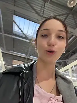 Snapshot of DollyTall chatting on October 21, 11:44 am DollyTall online show from October 21, 11:44 am