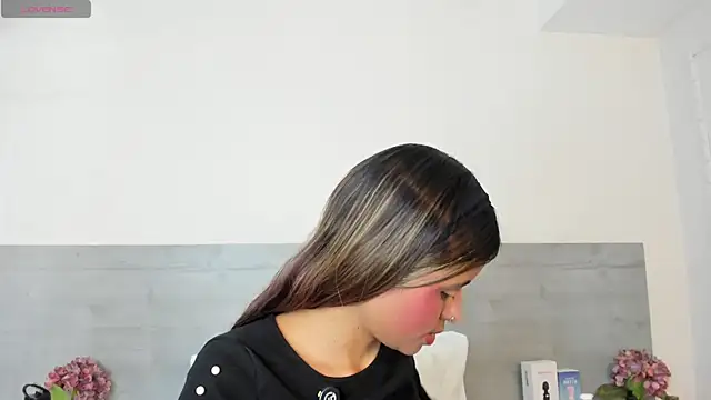 sunnyWhitee online show from April 15, 7:21 pm